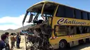 Sejumlah orang melihat kondisi bus yang mengalami tabrakan di jalan tol Kota Huarmey, Peru, Senin (23/3/2015). Insiden ini setidaknya menewaskan  34 orang tewas dan 70 luka-luka lainnya. (REUTERS/Andina Agency)