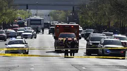 Seorang pegawai bank berusia 23 tahun yang bersenjatakan senapan menembak mati lima rekannya dan melukai sembilan orang lainnya di tempat kerjanya di Louisville. Menurut polisi, pelaku menyiarkan langsung serangan itu ke media sosial. (AP Photo/Timothy D. Easley)