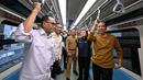 Presiden Jokowi berharap keberadaan moda transportasi LRT Jabodebek rute Harjamukti-Dukuh Atas dapat mengurangi kemacetan di Jakarta. Jokowi menyebut perjalanan LRT dari Harjamukti ke Dukuh Atas lancar dan nyaman. Presiden menekankan pentingnya keselamatan dan keamanan sehingga pengoperasionalan LRT tak perlu tergesa-gesa. (ADEK BERRY/AFP)