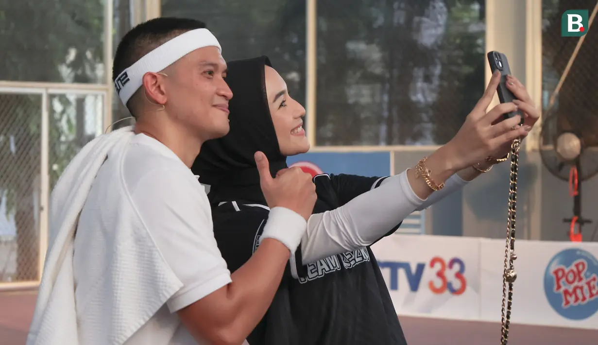 Tak lupa Citra Kirana juga melakukan swafoto bersama setelah sang suami memenangkan pertandingan. (Bola.com/Abdul Aziz)