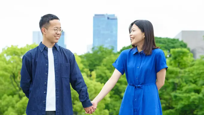 pasangan cinta bahagia