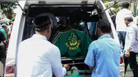 Keranda jenazah korban pembunuhan sadis Pulomas dimasukkan ke ambulan usai disalatkan di Masjid At Taubah, Pulomas, Kayuputih, Jakarta, Rabu (28/12). (Liputan6.com/Faizal Fanani)