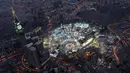 Foto udara Kakbah yang terletak di Masjidil Haram saat ribuan umat Muslim memadati bangunan suci tersebut pada malam Lailatul Qadar di kota Mekkah, 14 Juli 2015. (REUTERS/Ali Al Qarni)