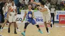 Teriakan pemain Satria Muda, Hardianus setelah pemain Pelita Jaya, Ponsianus Indrawan gagal mencetak poin pada Final IBL 2018 di GOR Sumantri Brojonegoro, Jakarta, Minggu (22/4/2018). Satria Muda menang 69-64. (Bola.com/Nick Hanoatubun)