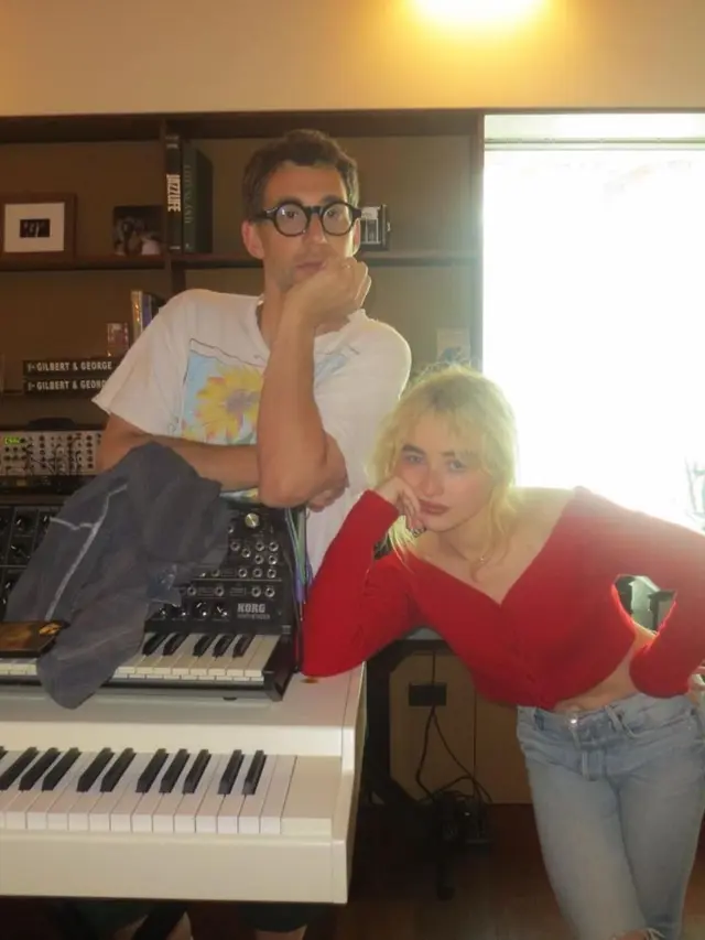 Jack Antonoff dan Sabrina Carpenter yang baru saja meluncurkan album terbarunya, “Short n’ Sweet” (Instagram/@jackantonoff)