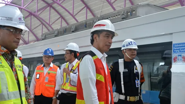 Presiden Jokowi telah melakukan uji coba LRT Sumatera Selatan dari Stasiun Bumi Sriwijaya menuju Stasiun Jakabaring, Palembang. (Foto: Humas Kemenhub)