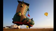 Balon udara berbentuk sepatu siap dilepaskan saat Filipina International Hot Air Balloon Fiesta di provinsi Pampanga, Manila, Kamis (12/2/2015). (Reuters / Erik De Castro)