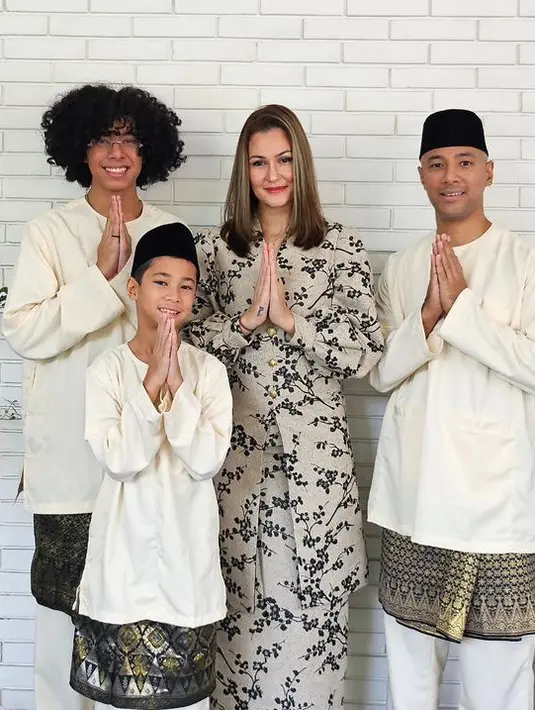 Istri Marcell Siahaan, Rima Melati mengenakan baju kurung dengan atasan lengan panjang model balon dipadukan skirt panjang memiliki motif hitam floral. [@rimamelati]
