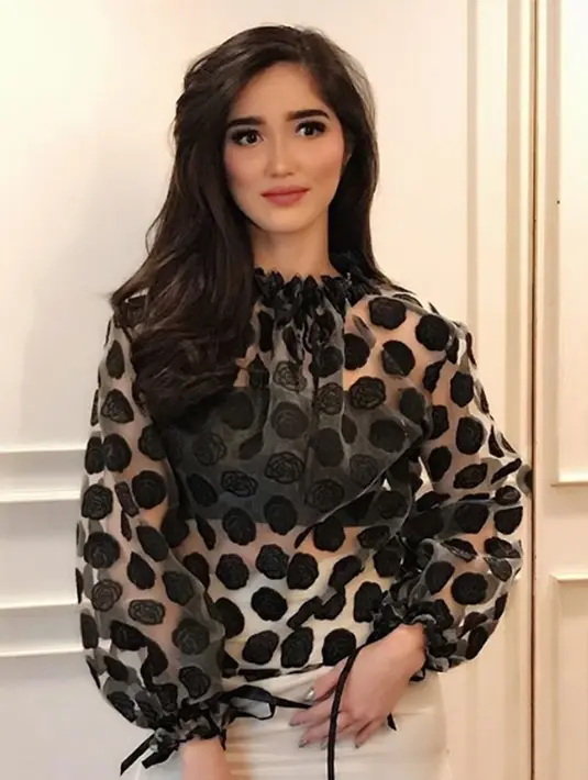 Puteri Indonesia 2018, Sonia Fergina Citra berpose dengan balutan busana transparan. Sonia mengaku akan tetap melakukan pembekalan terhadap dirinya secara pribadi setelah menjadi Puteri Indonesia 2018. (Instagram/soniafergina)
