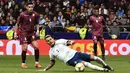 Gelandang Argentina, Roberto Pereyra, berusaha mengamankan bola saat melawan Venezuela pada laga persahabatan di Stadion Wanda Metropolitano, Madrid, Jumat (22/3). Argentina kalah 1-3 dari Venezuela. (AFP/Benjamin Cremel)