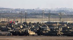 Militer Israel melancarkan serangan darat dengan sejumlah tank yang telah memasuki Kota Gaza. (Menahem KAHANA/AFP)