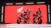 Dua pebalap MotoGP Honda Racing Corporation (HRC) yakni Joan Mir (kiri) dan Luca Marini saat menghadiri launching motor baru untuk MotoGP 2025 di pabrik PT Astra Honda Motor (AHM) di Cikarang, Jawa Barat pada Sabtu (1/2/2025). Honda resmi merilis motor baru untuk MotoGP 2025. Nuansa oranye yang selama ini melekat di bodi kini didominasi merah. (Bola.com/M. Iqbal Ichsan)