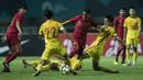Gelandang Timnas Indonesia, Aulia Hidayat, berusaha melewati kepungan pemain China pada laga PSSI 88th U-19 di Stadion Pakansari, Jawa Barat, Selasa (25/9/2018). (Bola.com/Vitalis Yogi Trisna)