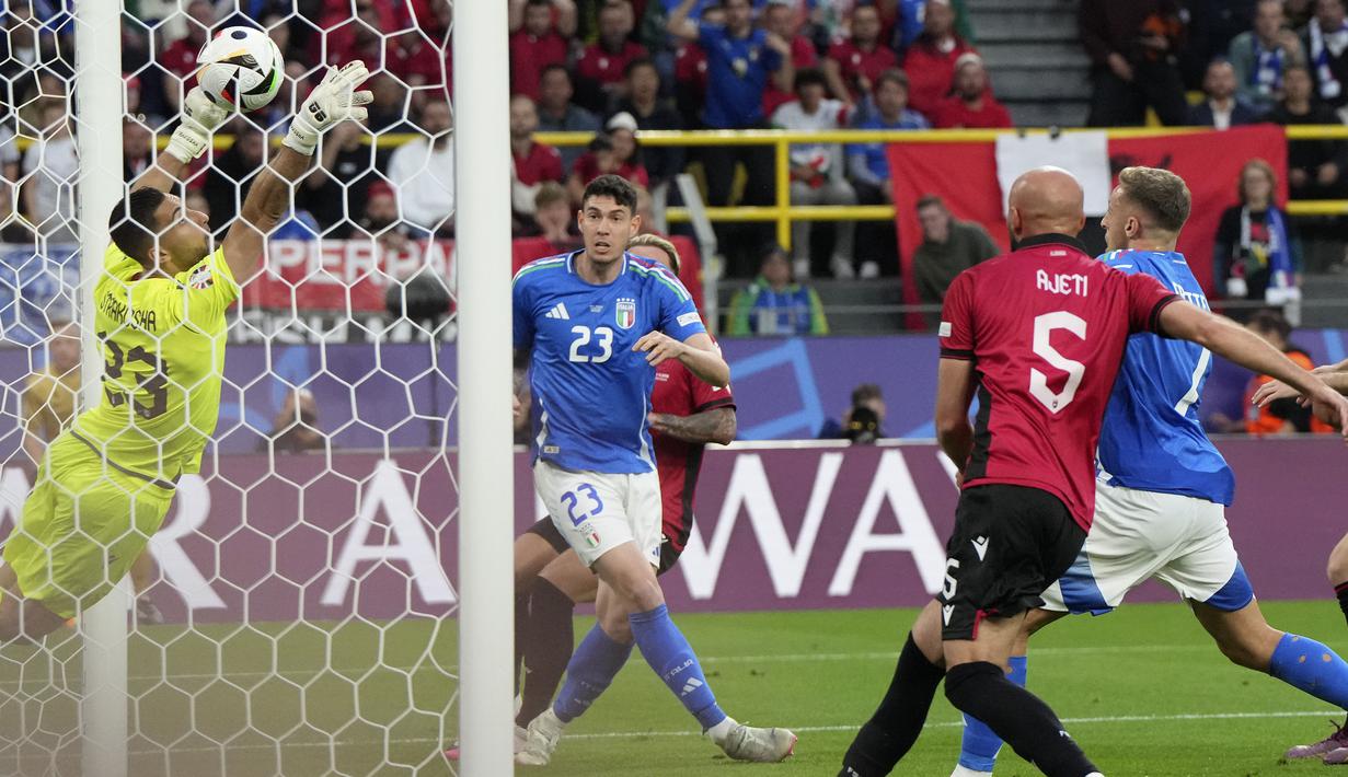 Pemain Italia, Alessandro Bastoni, mencetak gol ke gawang Albania dalam laga perdana Grup B Euro 2024 di Stadion Signal Iduna Park, Dortmund, Minggu (16/6/2024). (AP/Martin Meissner)