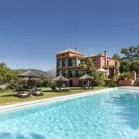 Kesunyian dan ketenangan menjadi daya pikat di Karma La Herriza. Destinasi untuk nikmati keindahan alam yang sempurna.