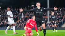 Pemain Manchester City, Phil Foden, melakukan selebrasi setelah mencetak gol ke gawang Fulham  dalam laga pekan ke-14 Premier League 2025/2026 yang berlangsung Rabu (3/11/2025) dini hari WIB di Craven Cottage. (Bradley Collyer/PA via AP)