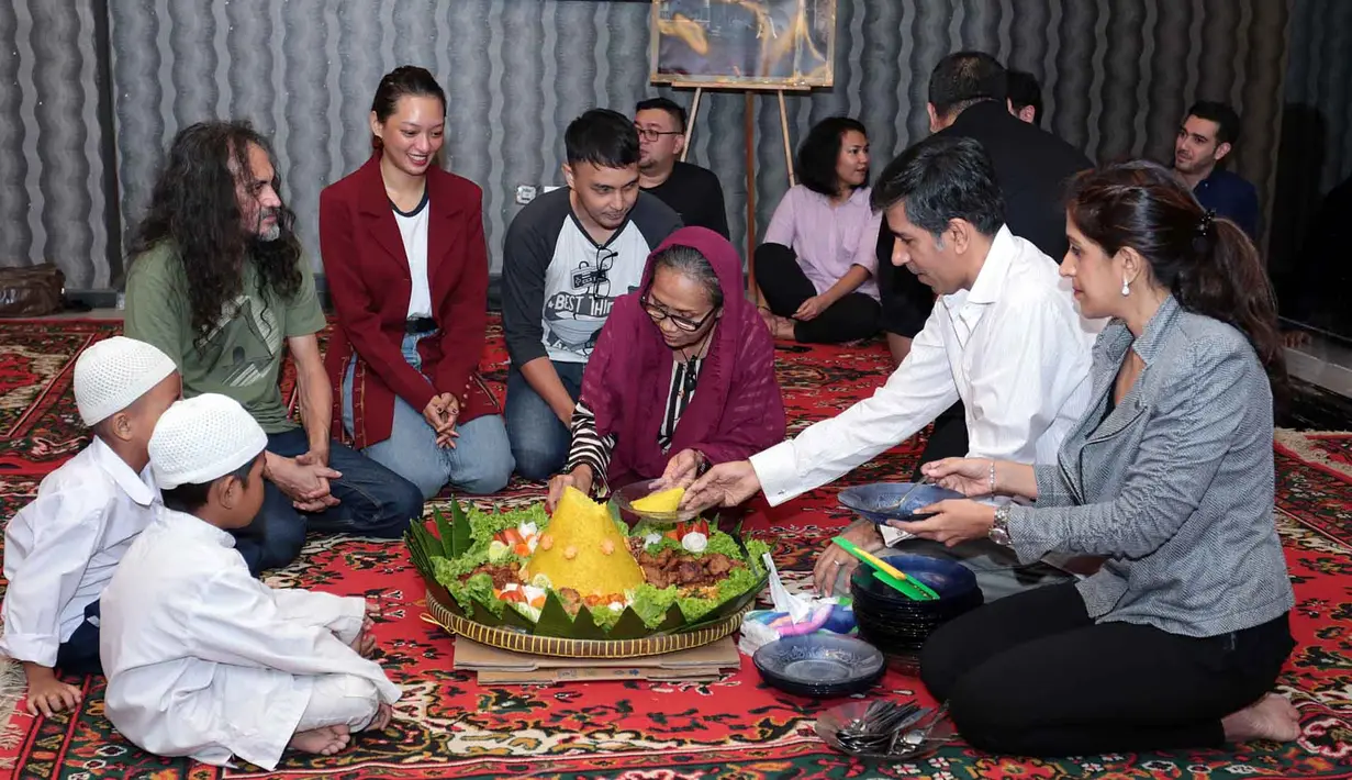 Sejumlah pemain film Pengabdi Setan baru saja menggelar syukuran bersama dengan anak yatim. Syukuran sebagai bentuk syukur atas pencapaian dua juga penonton selama 13 hari sejak dirilis. (Deki Prayoga/Bintang.com)