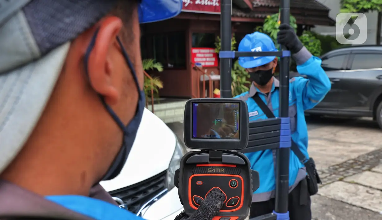 Petugas melakukan inspeksi trafo listrik di kawasan Ciledug Kota Tangerang, Jumat (26/8/2022). Pemerintah menganggarkan subsidi listrik pada 2023 sebesar Rp 72,32 triliun atau lebih tinggi 21,4 persen dari tahun lalu. (Liputan6.com/Angga Yuniar)