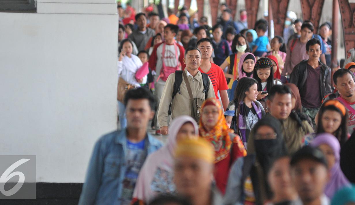 Para Penumpang kereta api tegal arum tiba di Stasiun Senen, Jakarta, Senin, (20/7/2015). Dipredeksikan puncak arus balik di stasiun pasar senen akan terjadi pada hari Selasa atau Rabu. (Liputan6.com/Herman Zakharia)