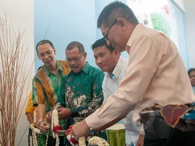 Kepala Divisi Umum PLN Danni Irawan (ketiga dari kanan), meresmikan pembukaan teater 4 Dimensi yang bertempat di Museum Listrik dan Energi Baru, Taman Mini Indonesia Indah (TMII), Jakarta, Selasa (24/2). (Liputan6.com/Yoppy Renato)