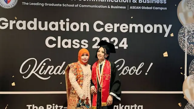 Potret Wisuda Rumi Rach