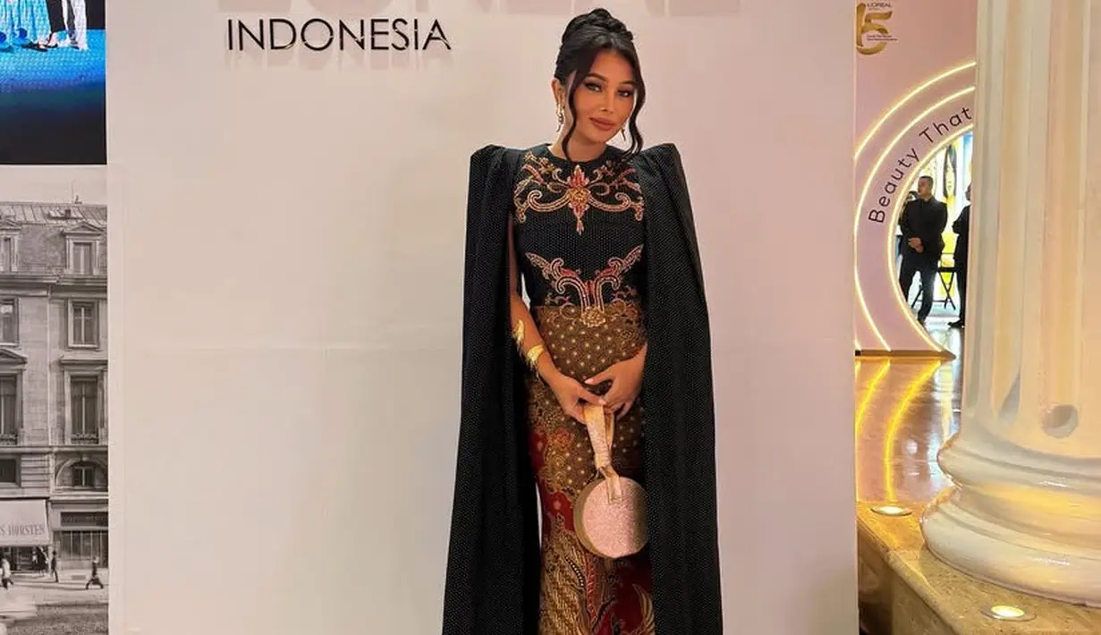 Istri mendiang Glenn Fredly, Mutia Ayu mengenakan dress batik panjang dipadukan cape hitam panjang. [@mutia_ayuu]