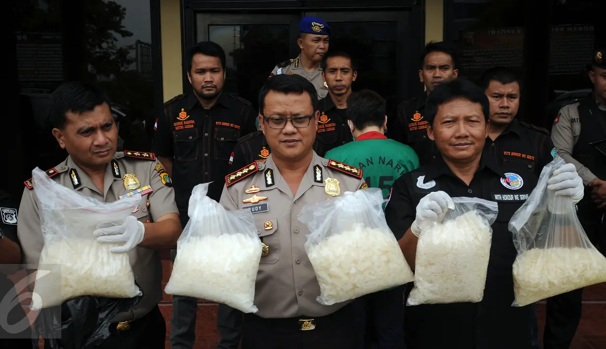 Kapolres Jakarta Barat, Kombes (Pol) Rudy Heriyanto AN (tengah) menunjukan narkotika jenis sabu saat rilis di Jakarta, Rabu (23/3/2016). Sat Narkoba Polres Jakarta Barat mengamankan satu tersangka berikut 16 kg sabu. (Liputan6.com/Helmi Fithriansyah)
