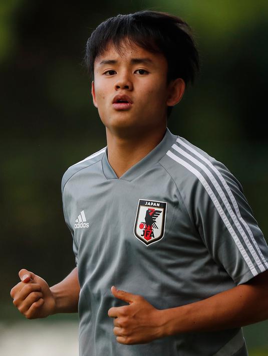 Gelandang Jepang, Takefusa Kubo melakukan pemanasan saat sesi latihan jelang turnamen Copa America 2019 di Sao Paulo, Brasil (13/6/2019). Kubo menjalani debutnya bersama Timnas Senior Jepang dalam pertandingan melawan El Salvador. (AP Photo/Nelson Antoine)