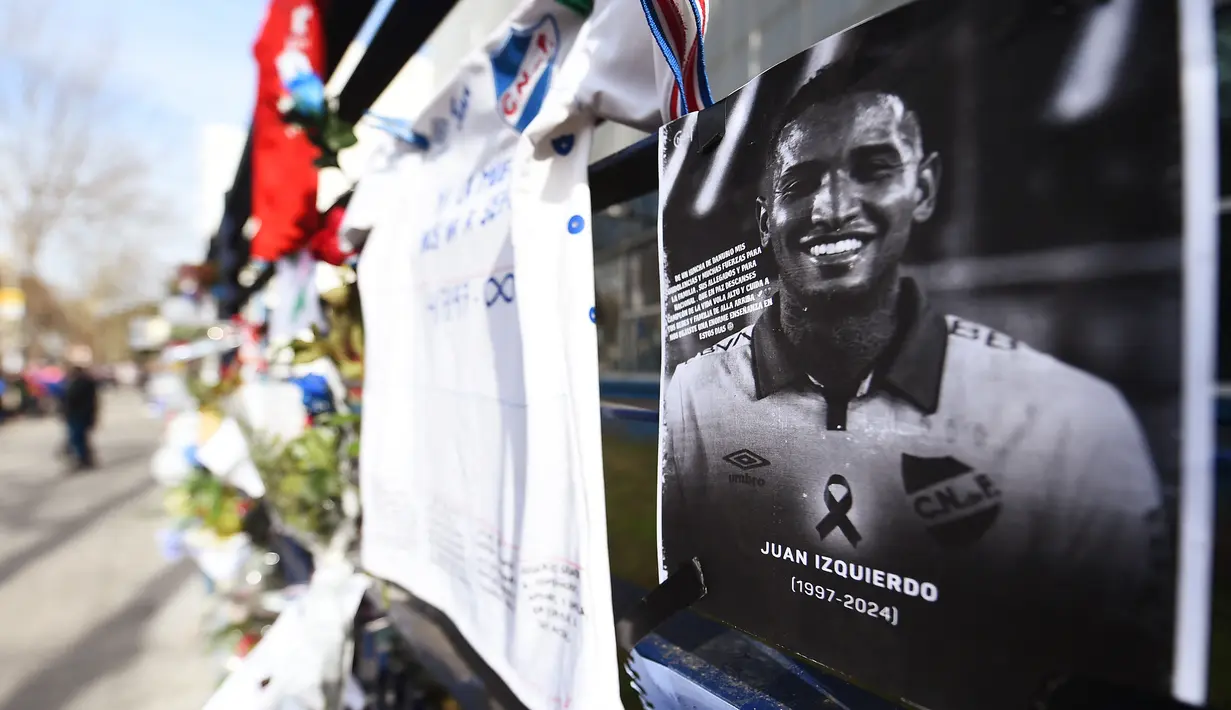 Bendera, bunga, lilin, surat dan gambar digantung di area tersebut sebagai penghormatan kepada Izquierdo, nan telah menikah dan mempunyai dua anak kecil. (DANTE FERNANDEZ / AFP)
