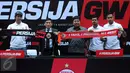 Presiden Klub Persija, Ferry Paulus (kedua kiri) berfoto bersama Direktur Persija yang baru, Gede Widiade dan pemain serta pelatih saat perkenalan menajemen baru di Jakarta, Selasa (14/2). (Liputan6.com/Helmi Fithriansyah)