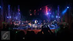 Suasana Konser gitaris Indonesia, Dewa Budjana  bertajuk ' Zentuary' di Tebing Breksi, Prambanan, Sleman, DIY, (23/11). Konser bernuansa Jawa dan Bali ini didukung musisi dan seniman seperti Sruti Respati, Cabrini Asteriska dan lainnya. (Regina Safri)