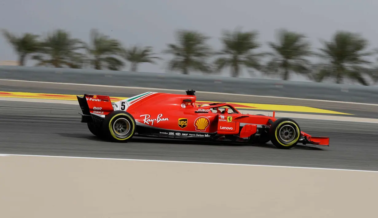 Pembalap Ferrari Sebastian Vettel dari Jerman mengemudikan mobilnya selama latihan bebas pertama di Sirkuit Internasional Bahrain Formula Satu di Sakhir, Bahrain, (6/4). F1 GP Bahrain akan berlangsung pada hari Minggu. (AP Photo/Luca Bruno)