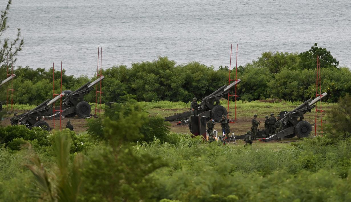 Tentara militer Taiwan memeriksa howitzer 155 inci sebelum latihan anti-pendaratan langsung di daerah Pingtung, Taiwan selatan (9/8/2022). "Kami akan berlatih gerakan balasan terhadap simulasi serangan musuh di Taiwan," juru bicara Korps Angkatan Darat Kedelapan, Lou Woei-jye, mengatakan kepada AFP. (AFP/Sam Yeh)