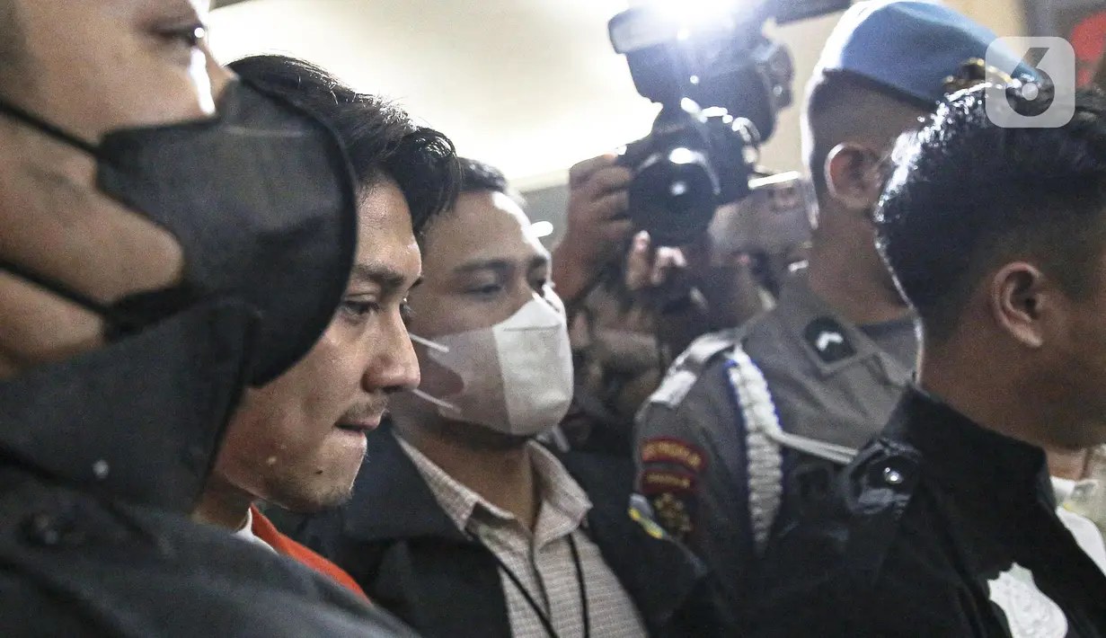 Artis Rizky Billar dihadirkan saat rilis kasus kekerasan dalam rumah tangga (KDRT) terhadap istrinya Lesti Kejora di Mapolres Jakarta, Kamis (13/10/2022). "Barang bukti hasil visum Lesti Kejora yang mana hasil visum tersebut menerangkan bahwa telah terjadi kekerasan fisik terhadap korban. Rekam medis juga sebagai barbuk, dan flashdisk yang berisi rekaman CCTV," ujar Kabid Humas Polda Metro Jaya, Kombes Pol Endra Zulpan. (Liputan6.com/Faizal Fanani)
