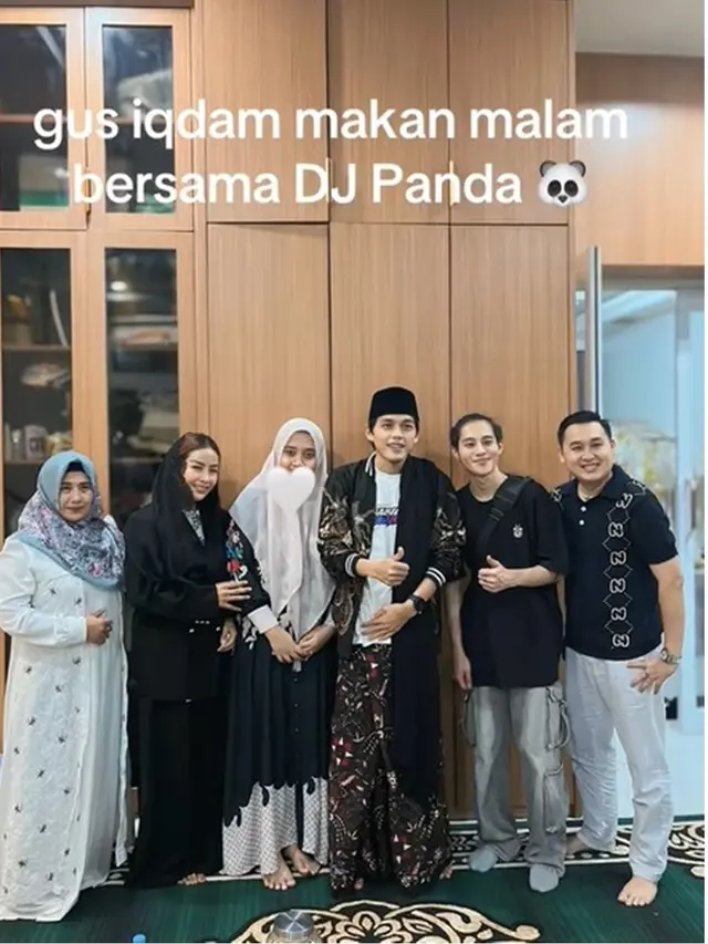 6 Potret DJ Panda Hadiri Pengajian Gus Iqdam, Momen Langka yang Curi Perhatian