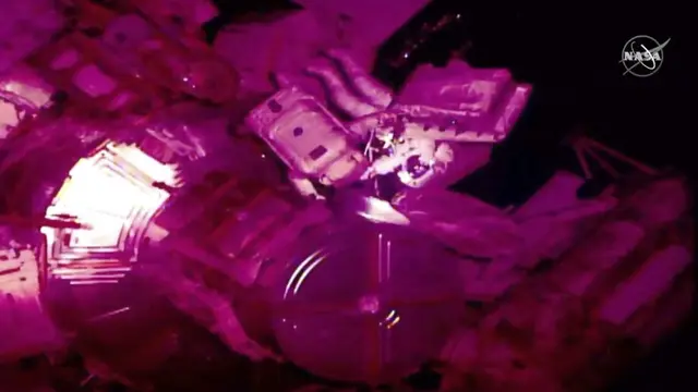 Dua astronaut melakukan misi spacewalk di luar Stasiun Antariksa Internasional (ISS) untuk memperbaiki detektor partikel kosmis. (NASA)