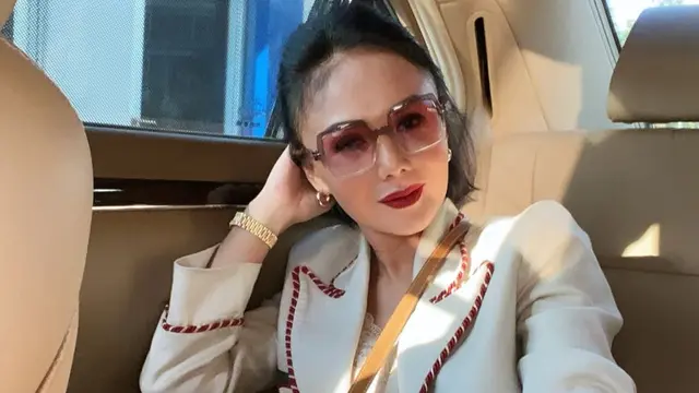 FOTO: Gaya Yuni Shara saat Pakai Blazer, Tetap Menawan