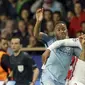 Pemain Manchester City, Raheem Sterling (kiri) berusaha merebut bola dari pemain AS Monaco, Djibril Sidibe pada leg kedua Babak 16 Besar Liga Champions di Louis II stadium, Monaco, Rabu(15/3/2016). Manchester City kalah 1-3. (AP/Claude Paris)