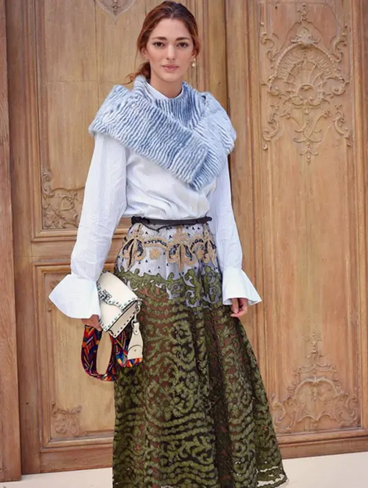 Berlenggang dengan rok panjang dan blouse bertangan duyung dengan paduan scarf woolnya, Sofia Sanchez De Betak, tampil sederhana dan membuat dirinya semakin terlihat menawan. (Instagram/fashionindaily)