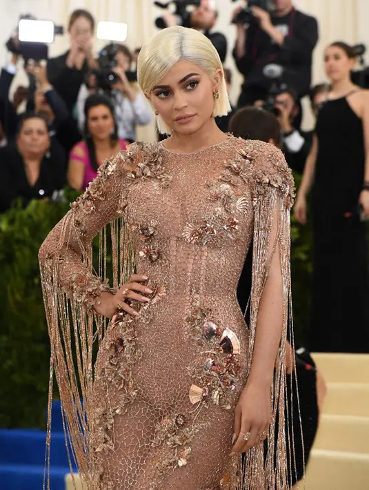 Menjadi pusat perhatian di Met Gala 2017, Kylie memang saat itu mengenakan gaun yang memperlihatkan bentuk tubuhnya, hingga aura seksi terpancar dari dirinya. Di lain hal, Kylie disebut telah melanggar peraturan acara itu. (AFP/Bintang.com)