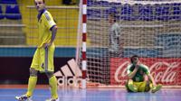 Reaksi dua pemain timnas Ukraina, Petro Shoturma dan Dmytro Sorokin (kanan), usai kalah dari Argentina dengan skor 0-1, pada laga Babak 16 Besar Piala Dunia Futsal 2016, di Bucaramanga, Kolombia, Jumat (23/9/2016) pagi WIB.  (AFP/Guillermo Legaria)
