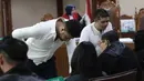 JPU meyakini Ammar Zoni telah terbukti secara sah melakukan tindak pidana dengan tanpa hak dan melawan hukum, menawarkan untuk tujuan menjual atau menjadi perantara jual beli narkotika golongan I. Tampak dalam foto, pesohor, Muhammad Ammar Akbar alias Ammar Zoni, saat mengikuti sidang lanjutan terkait kasus peredaran narkotika di lingkungan Rutan Salemba, Pengadilan Negeri Jakarta Pusat, Kamis (12/3/2026). (Kapanlagi.com/Budy Santoso)