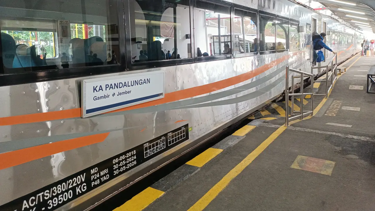 Kereta Api Pandalungan tiba di Staisun Jember setelah terdampak banjir di Gerobogan Jawa Tengah (Istimewa)