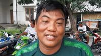 Mantan pemain Persebaya Surabaya, Basuni Alwi. (Bola.com/Abdi Satria)