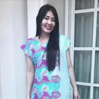 Gantung kan cita-cita mu setinggi langit, pepatah itu mungkin diresapi benar oleh Via Valen, selain itu sang dewi fortuna juga sepertinya sedang berpihak kepadanya.  Sebelum tenar seperti sekarang, Via Valen adalah penyanyi dangdut yang tampil di pan...