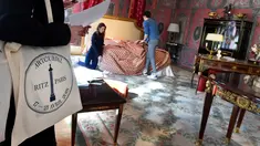 Pekerja menyiapkan tampilan ruangan Suite Imperiale dari Hotel Ritz sebelum dipamerkan di rumah lelang Artcurial, Paris, Rabu (11/4).  Hotel legendaris di Paris tersebut melelang beberapa barang ikoniknya pada 17 April mendatang. (GERARD JULIEN/AFP)
