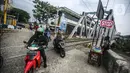 Kendaraan roda dua tetap melintas walaupun sudah ditutup di perlintasan kereta api di Tanah Abang-Palmerah Jakarta, Jumat (24/6/2022). Keenam perlintasan liar yang rawan kecelakaan dan ditutup Km 22+5/6 petak jalan Cakung-Kranji, Km 8+2/3 petak jalan Tanahabang-Palmerah, dan Km 41+2/3 petak jalan Citayam-Bojonggede. (Liputan6.com/Faizal Fanani)
