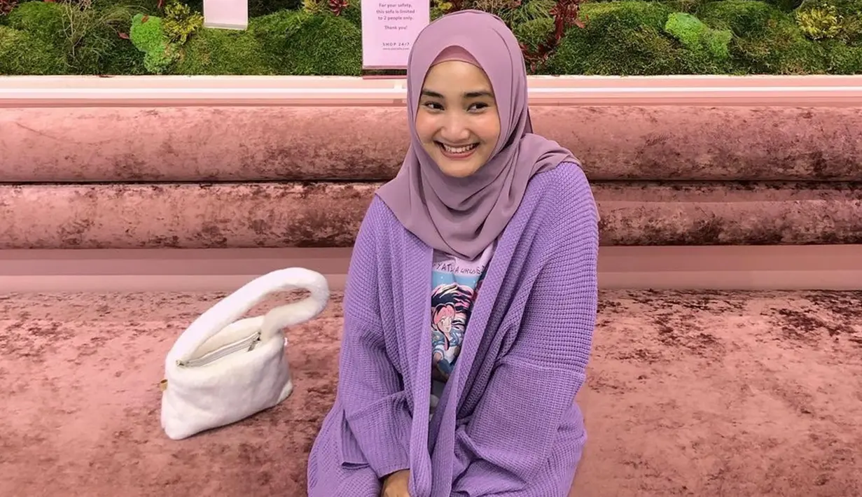 Melalui akun Instagram pribadinya, Fatin juga kerap terlihat menggunakan busana casual saat tengah berlibur ataupun menghadiri sebuah acara. Menggunakan sweater berwarna ungu dipadukan dengan hijab senada penampilan manis Fatin ini pun dilengkapi dengan shoulder bag berwarna putih. (Liputan6.com/IG/