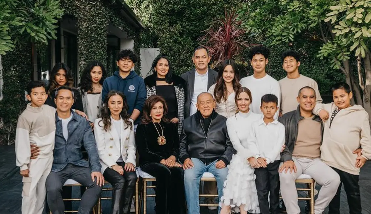 Sementara itu, Ardi Bakrie mengenakan jaket hitam dipadukan inner coklat dan celana panjang abu. Sementara kedua anak laki-lakinya pun tampil kasual dengan atasan lengan panjang dipadukan celana panjang hitam.  [@ramadhaniabakrie]