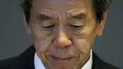Ekspresi Presiden Toshiba Hisao Tanaka saat konferensi pers pengunduran dirinya di Tokyo, Selasa (21/7/2015). Tim peneliti menemukan penyimpangan pencatatan keuntungan perusahaan yang dilakukan Tanaka dari tahun 2008. (Reuters/Thomas Peter)